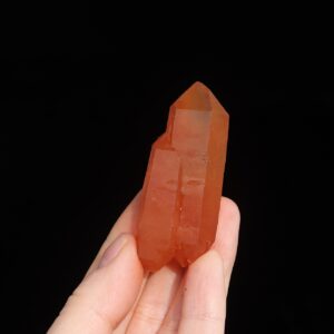 Czerwony kwarc żelazisty na ciemnym tle