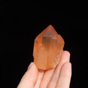 Naturalny kwarc żelazisty w świetle dziennym - intensywna czerwień kryształu