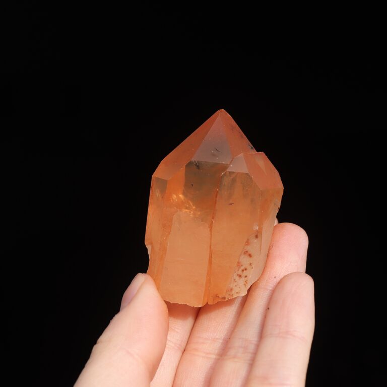 Naturalny kwarc żelazisty w świetle dziennym - intensywna czerwień kryształu