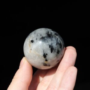 Kwarc z turmalinem kula 3.6cm 90gram - kamień ochrony i wzmocnienia